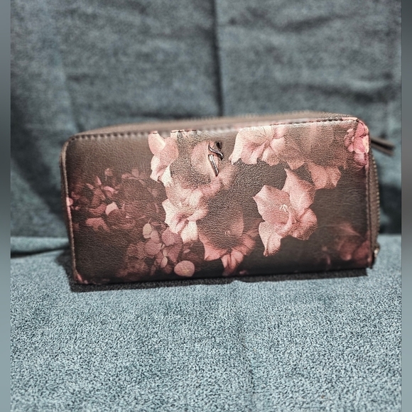 2 FOR $50 SIMPLY VERA WALLET - Picture 1 of 4